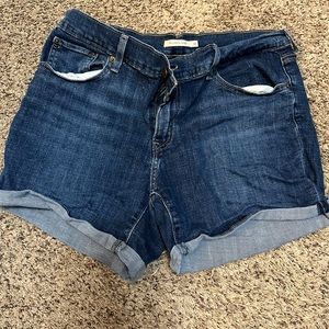 VGUC Levi’s Mid-length jean shorts size 32